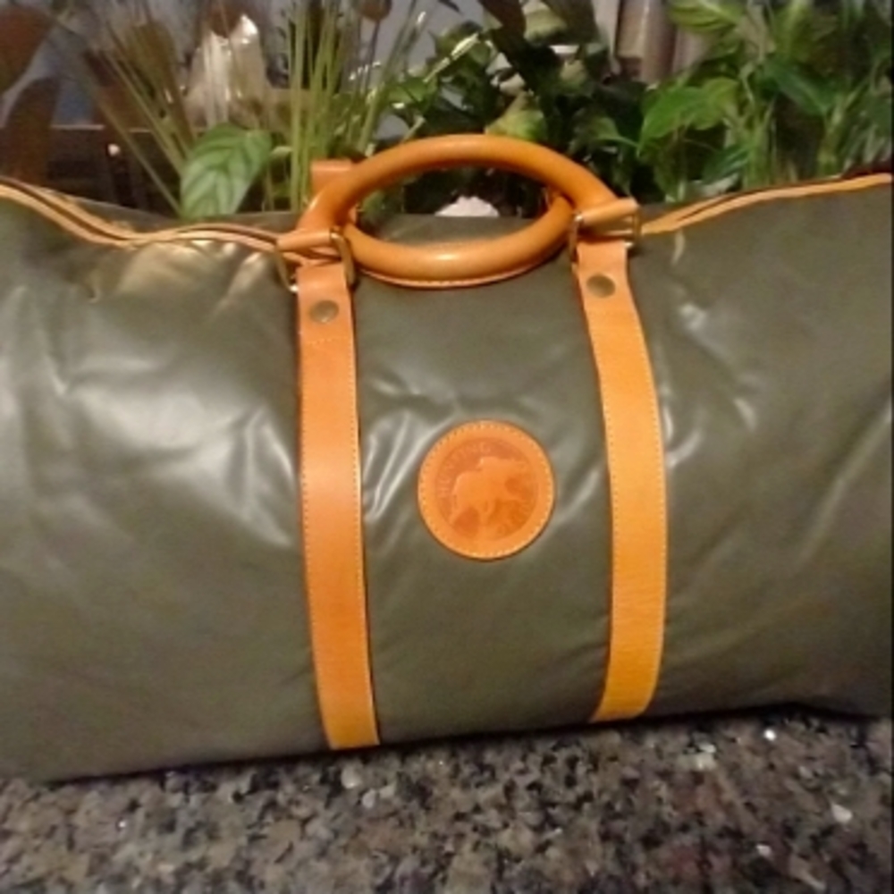 Hunting World Natural Leather Duffle Bag **RARE FIND!!** (AUTHENTIC)